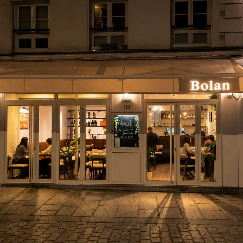 Façade du restaurant thaï Bolan Paris 5 le soir, Quartier Latin