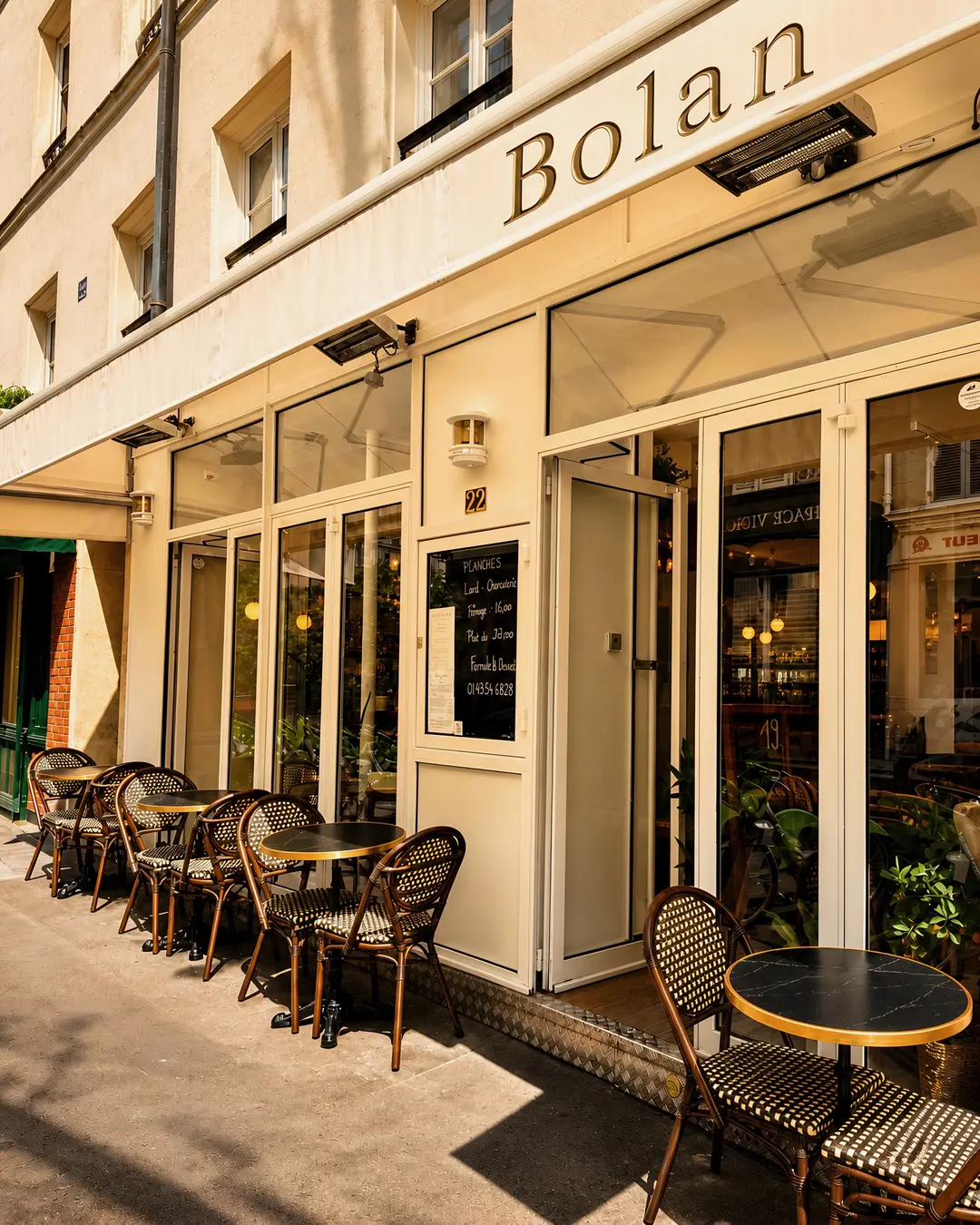Façade et terrasse de Bolan, restaurant thaï à Paris 5